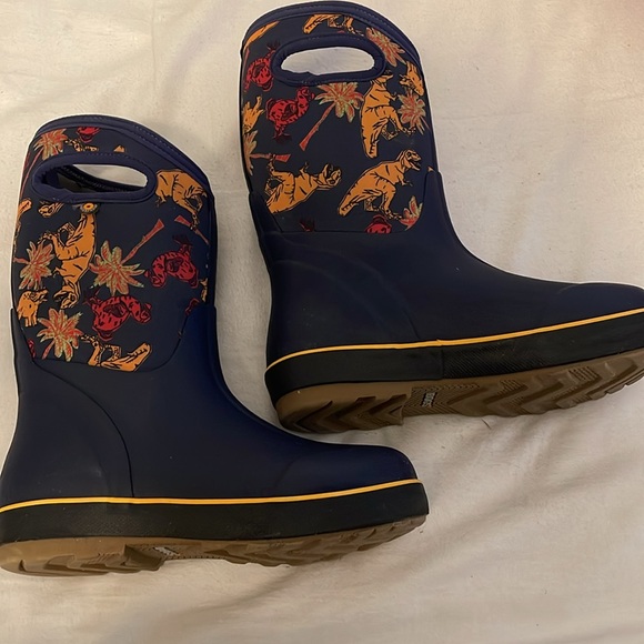 Bogs boys size 4. Used once. Classic II Dino winter boot - Picture 2 of 6